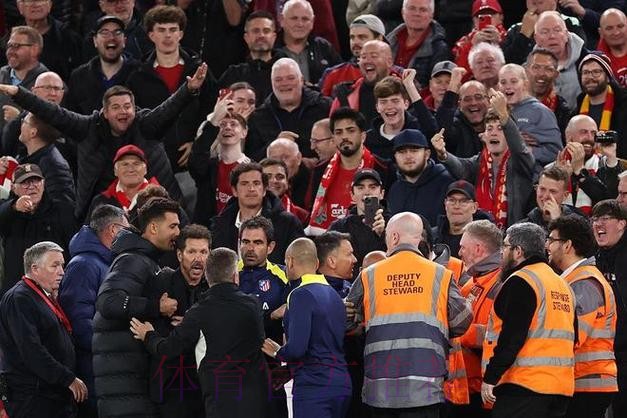 记者:欧足联应调查决赛前场外发生的那些耻辱事件